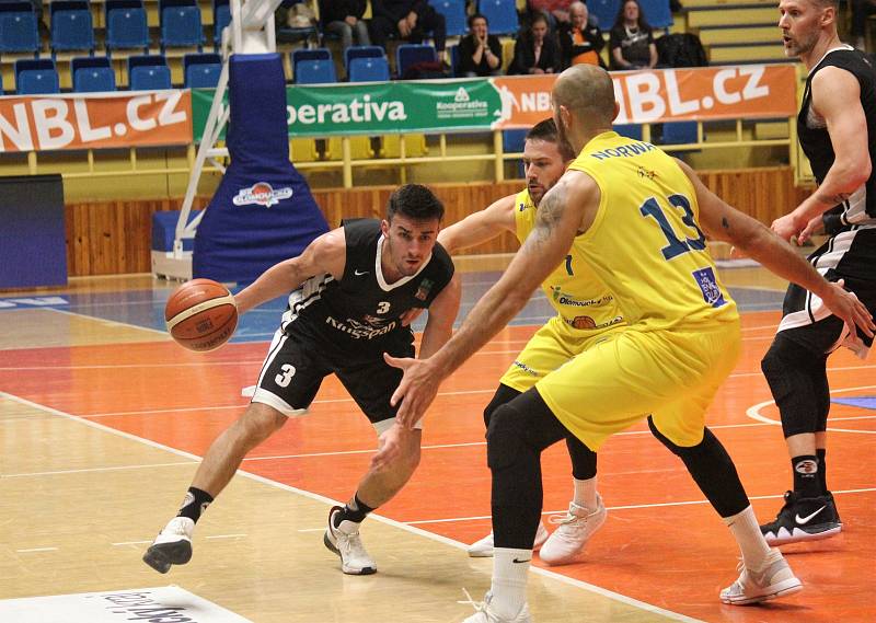 Basketbalisté Olomoucka (ve žlutém) porazili Hradec Králové