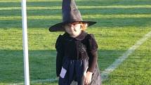 Pálení čarodějnic v Kostelci na Hané na fotbalovém hřišti - malá Elenka v akci