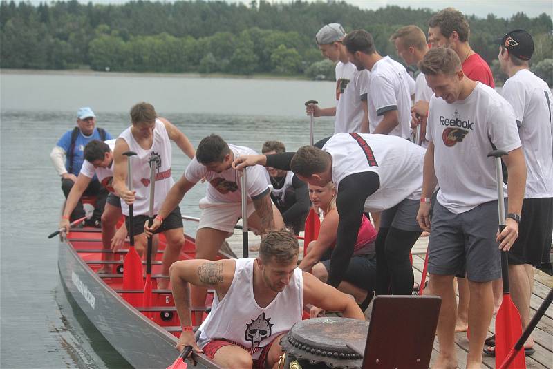 Hokejisté prostějovských Jestřábů si vyzkoušeli plavbu na dračí lodi s Rebelkami