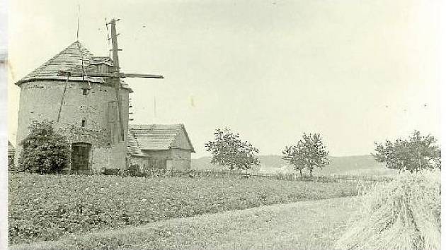 SKLIZENO. Snímek z roku 1960 zachycuje žně. A zejména větrný mlýn, který tehdy už 15 let nebyl v provozu. Stavbu desítky let vlastní manželé Hajkrovi.