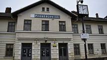 Místní nádraží v Prostějově je jednou z historických dominant města. 10.12. 2020