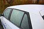 Ranní mrazíky jsou tady. Prostějovští řidiči se o tom mohli přesvědčit ve středečním ránu, kdy museli vytáhnout škrabky a čistit skla svých aut, 10.11. 2021