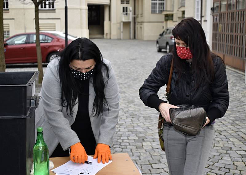 Vedení města Prostějova, se v průběhu středy a čtvrtka věnovalo výdeji roušek, látek a desinfekce všem občanům. 26.3. 2020