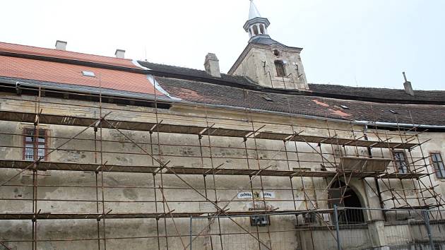 Průčelí nízkého zámku v Plumlově zahalilo lešení, kvůli opravě římsy