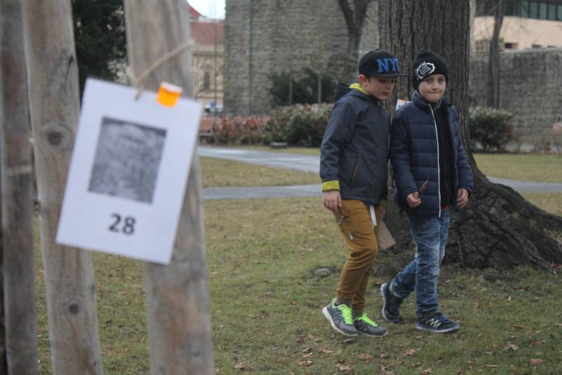 Děti pracovníci DDM Prostějov o jarních prázdninách uměli zabavit. třeba bojovkou spojenou s dinosauřím pexesem.