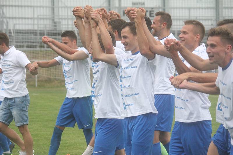 Fotbalisté Prostějova (v modrém) oslavili postup do druhé ligy výhrou 4:2 nad HFK Olomouc.