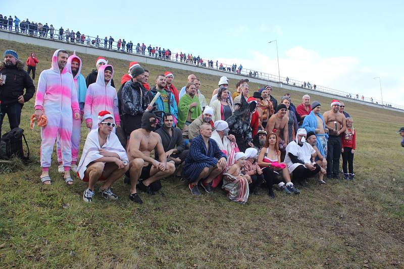 Vánoční koupel ve výpusti plumlovské přehrady v Mostkovicích