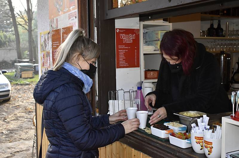 Vánoční punč v letním bistru? Proč ne, nouzový stav nutí k všelijakým činům. 6.11. 2020 - Bistro U Hloučely v Prostějově