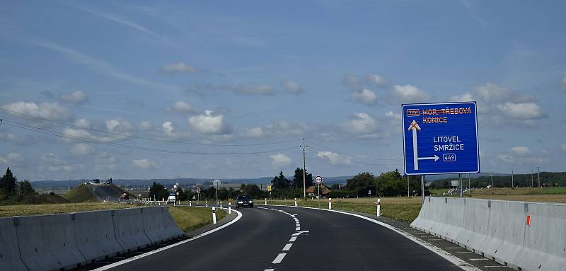 Spojka severního obchvatu od Olomoucké ulice na Smržice už slouží řidičům, stejně tak se dá projet přímo na Kostelec na Hané. 2.9. 2021