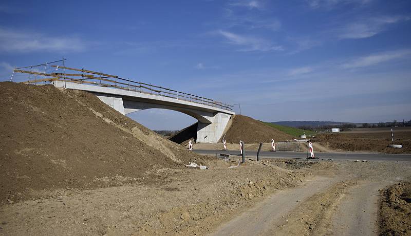 Most pro cyklisty přes severní obchvat na trase Prostějov - Smržice.