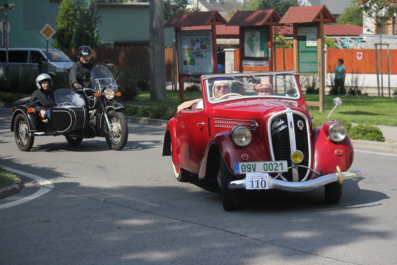 Na sto historických vozidel se v neděli před polednem sjelo do zámeckého parku v Čechách pod Kosířem. K vidění byly Pragy, Brouci, Auburny či Tatry.