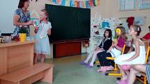 Děti v Čechách pod Kosířem dostali vysvědčení, učitelky poděkování od starosty.