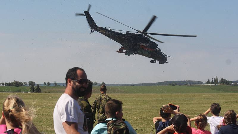 Dětský den s armádou na prostějovském letišti