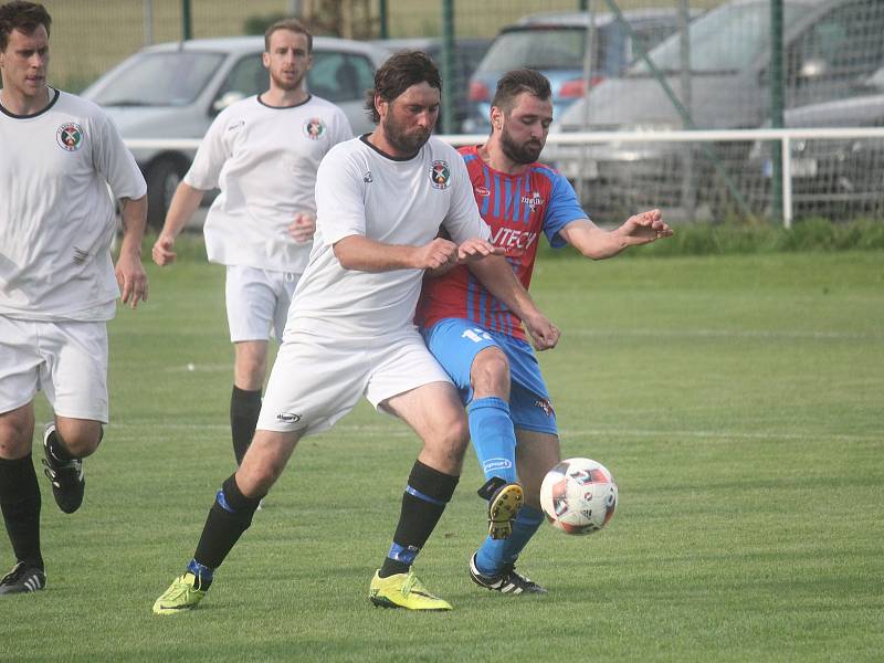 Fotbalisté Pivína (v bílém) zvítězili ve Smržicích 4:2