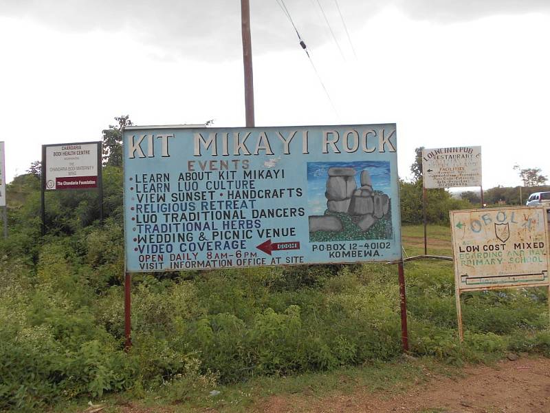Ukazatel na cestě k historickému skalnímu útvaru Kit Mikayi