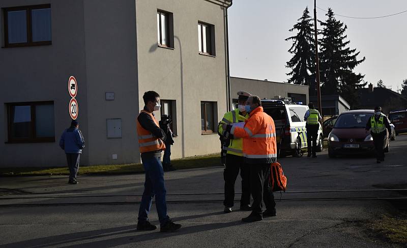 Osobní vlak smetl na nechráněném přejezdu v Kostelci na Hané osobní automobil se čtyřmi lidmi. 25.2. 2021