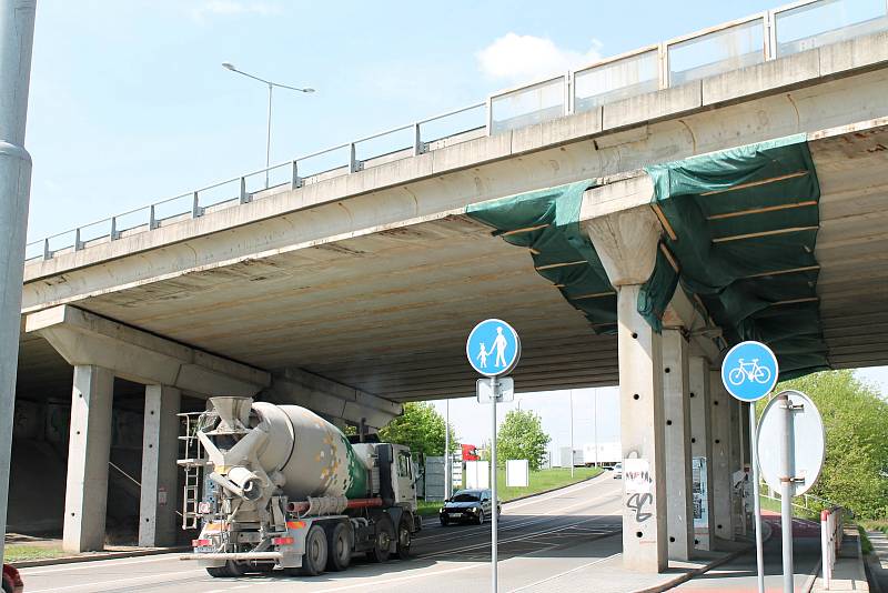 Odpadávající kusy betonu z dálničního mostu na estakádě Haná, by měly zachytit sítě.