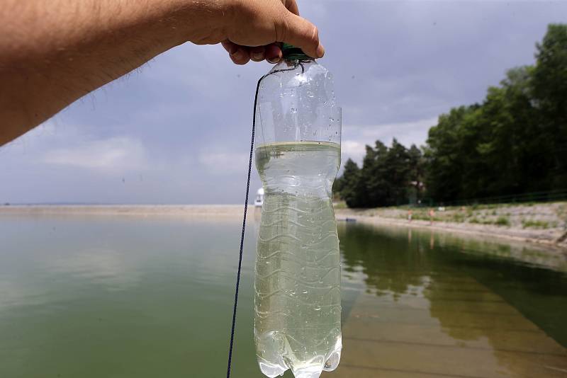 Zákaz koupání vyprázdnil pláže plumlovské přehrady.Maršálkův test na sinice.PET láhev naplníme vodou a necháme alespoň 20 minut stát v klidu na světle. V případě, že se u hladiny vytvoří zelený kroužek tvořený zelenými organismy vetvaru "sekaného jehličí 