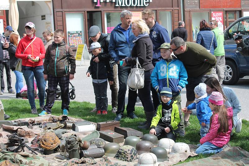 Historická vojenská technika na náměstí T. G. Masaryka v Prostějově. 4.5. 2019