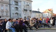 Před sochou T. G. Masaryka, se v neděli sešlo několik stovek lidí, aby uctili výročí 30. let sametové revoluce. 17.11. 2019