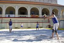 Provoz plážového hřiště na prostějovském náměstí bylo zahájeno volejbalovou exhibicí. Nastoupila dvojice Beneš - Kubala.