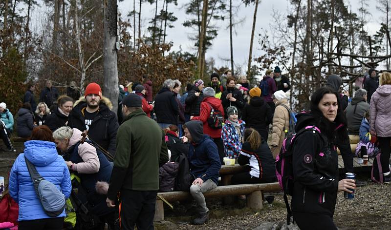 Přivítat Nový rok přišlo na nejvyšší hanáckou horu Velký Kosíř více než dva tisíce lidí. 1.1. 2022