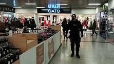 Policisté kontrolovali a radili v prostějovském nákupním centru. 18.12.2020