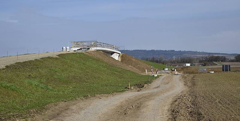 Most pro cyklisty přes severní obchvat na trase Prostějov - Smržice.