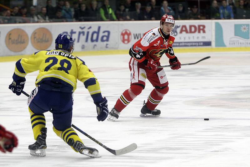Prostějovští hokejisté (v červeném) prohráli v derby s Přerovem 1:2