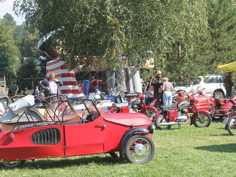 V plumlovském campu Žralok se o víkendu konalo 1. moravské setkání automobilů a motorek RVHP. Nadšenci a majitelé historických vozidel přijížděli do Plumlova z celé republiky, ti nejvzdálenější byli až ze slovenské Privevidze.