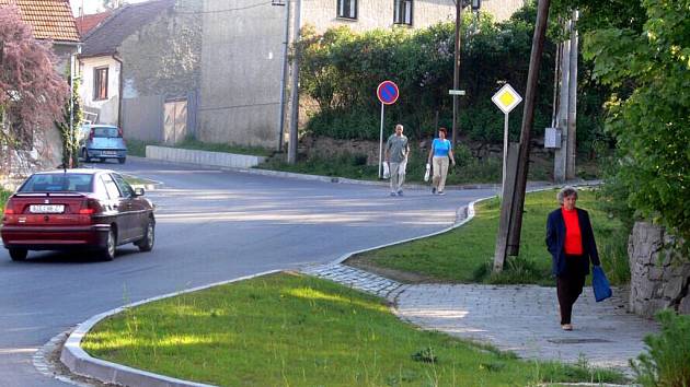 Vyústění Ohrozimské ulice na hlavní městskou komunikaci rozčiluje chodce i šoféry. 