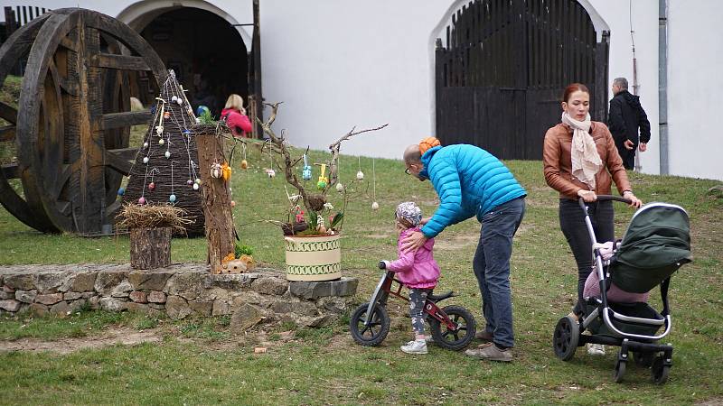 Velikonočně vyzdobené nádvoří plumlovského zámku - 2. 4. 2021