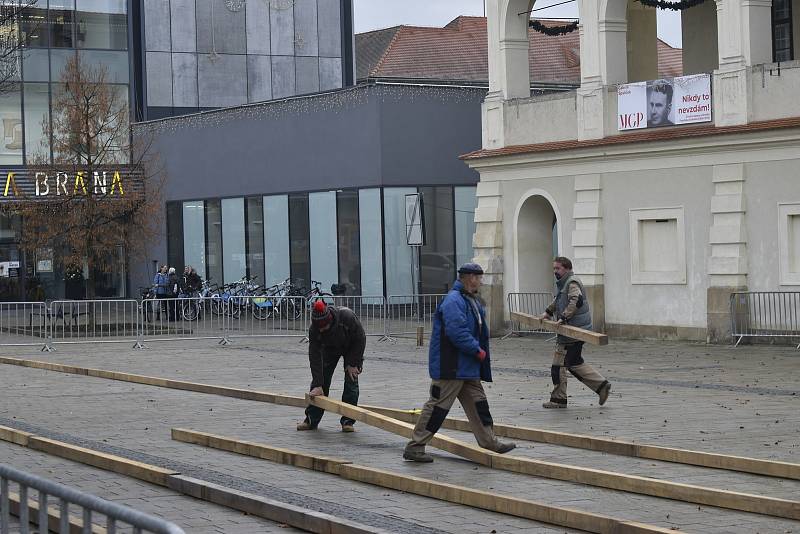 Umělé kluziště na náměstí T. G. Masaryka se už začíná rýsovat. Dělníci od pondělka pokládají dřevěné rošty. 22.11. 2022