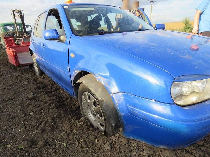 Opel versus Volkswagen. Následky páteční bouračky mezi Žešovem a Výšovicemi. 