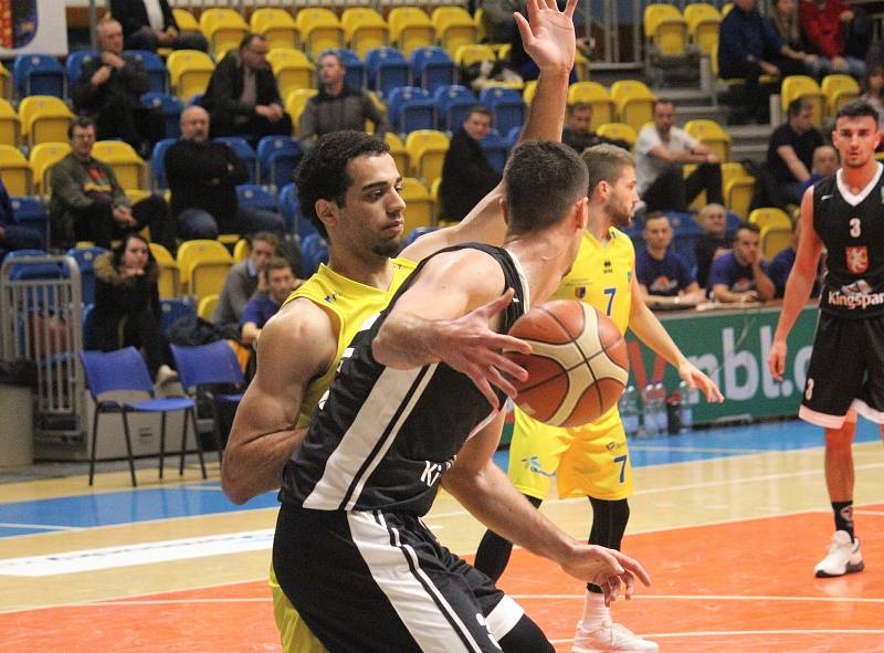 Basketbalisté Olomoucka (ve žlutém) porazili Hradec Králové