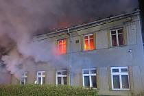 Noční požár rodinného domu v Držovicích zaměstnal devět hasičských jednotek. 5.4. 2022