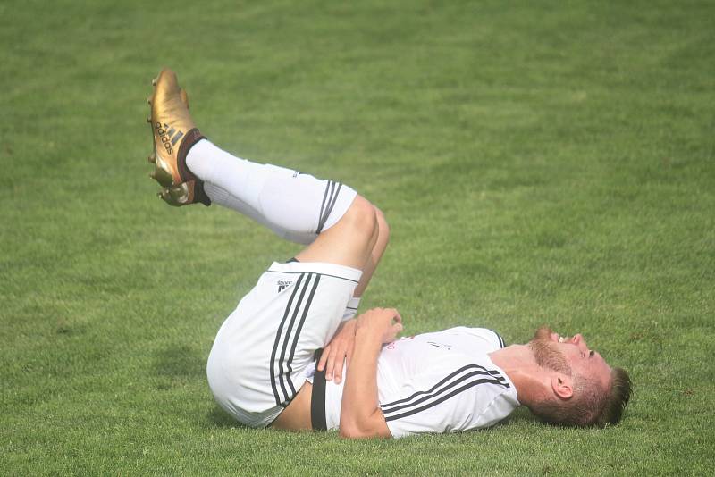 Fotbalisté Prostějova (v modrém) oslavili postup do druhé ligy výhrou 4:2 nad HFK Olomouc.