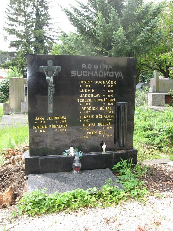 Hrob Věry Běhalové na městském hřbitově v Prostějově.
