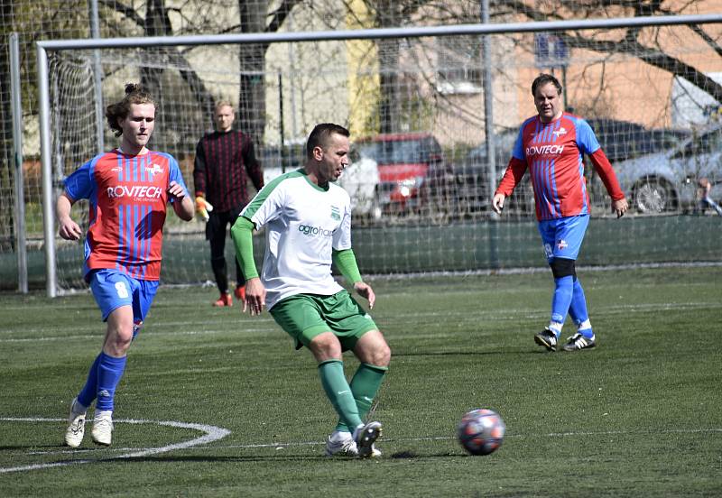 V utkání I.B třídy, skupiny B, dosáhli hladkého vítězství fotbalisté Hané (bílozelení), kteří nasázeli Smržicím čtyři branky. 17. 4. 2022