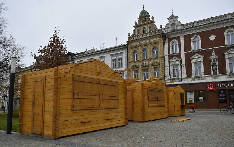 Příprava vánočních trhů na prostějovském náměstí T. G. Masaryka, 12.11. 2021