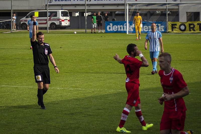 Fotbalisté Prostějova (v bílo-modrém) prohráli s Líšní 0:1.