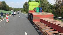 Na dálnici ve směru na Olomouc se střetla dvě osobní auta a náklaďák.