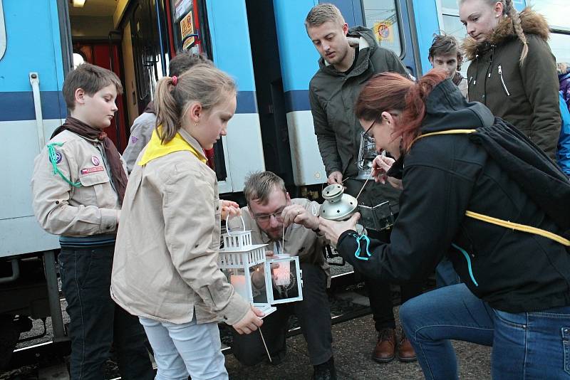 Na prostějovské hlavní nádraží přivezl Betlémské světlo v sobotu 21. prosince rychlík Bouzov z Brna. 21.12. 2019