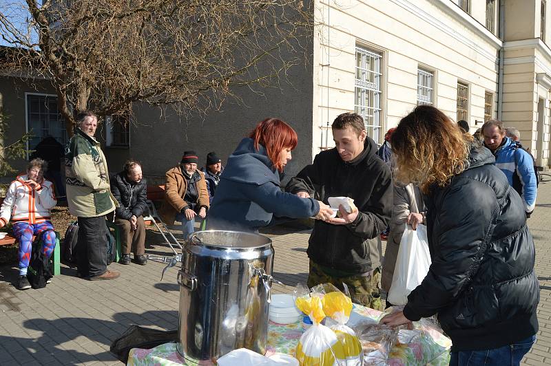 Poslední výdejní den jídla pro lidi bez domova u místního nádraží v Prostějově