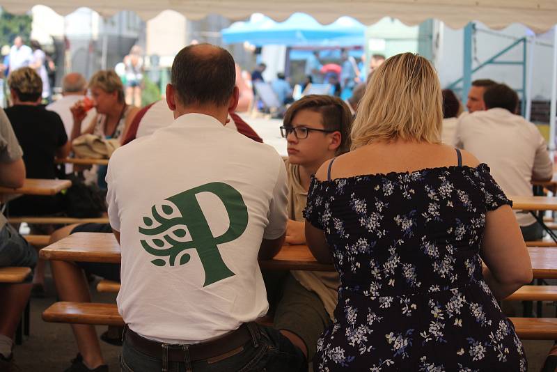 Zaměstnanci s rodinami oslavili se starorežnou kulatiny.