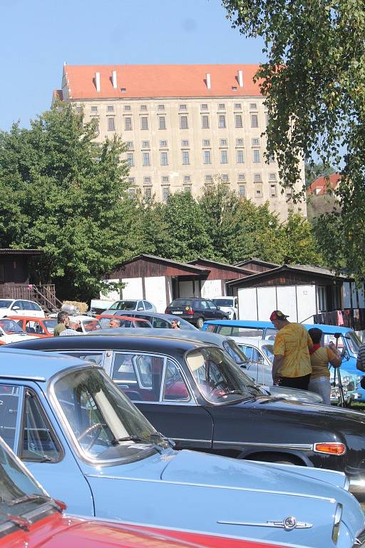 V plumlovském campu Žralok se o víkendu konalo 1. moravské setkání automobilů a motorek RVHP. Nadšenci a majitelé historických vozidel přijížděli do Plumlova z celé republiky, ti nejvzdálenější byli až ze slovenské Privevidze.