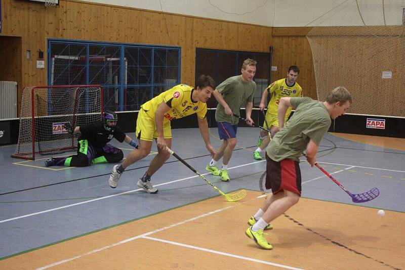 Na sto dvacet florbalistů, ligových i rekreačních, se sešlo v pátek v kostelecké sportovní hale. Ve čtrnácti ttýmech zde zápolili o poháry.