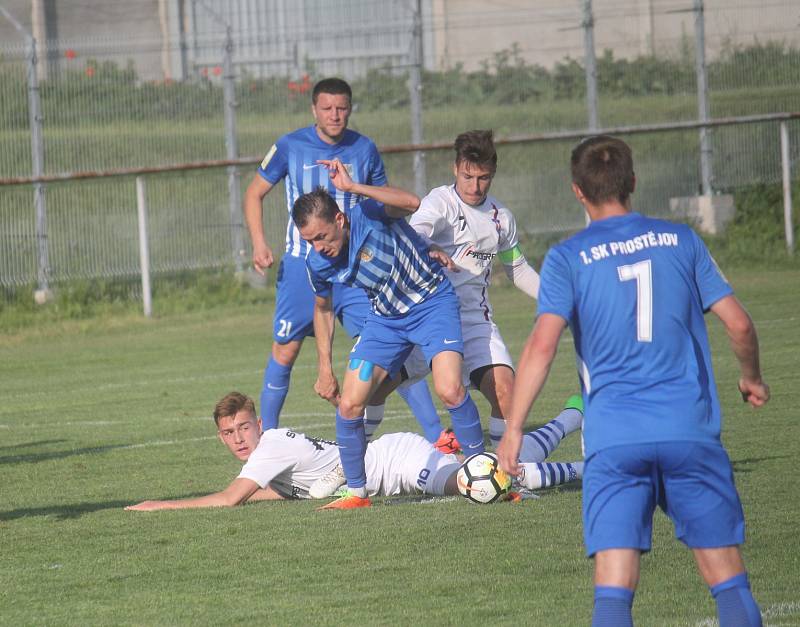 Fotbalisté Prostějova (v modrém) doma podlehli Líšni 2:6