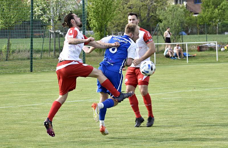 Fotbalové derby mezi Kostelcem na Hané (bíločervení) a Čechovicemi. 14.5. 2022