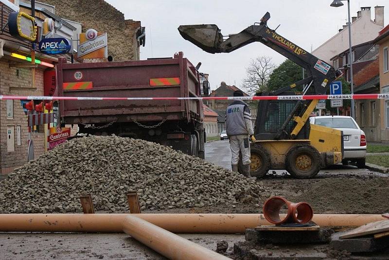 Kvůli stavebním pracím na kanalizaci je uzavřena Mlýnská ulice v Prostějově